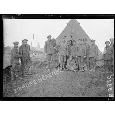 Bergues (Nord). Soldats anglais devant leur tente. [légende d'origine]