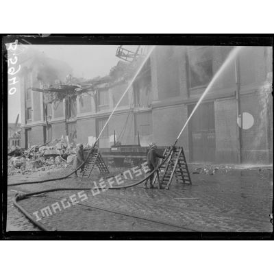Dunkerque (Nord). Bombardement effectué par les avions allemands dans la nuit du 2 au 3 septembre 1917.L'incendie de l'entrepôt des laines. [légende d'origine]