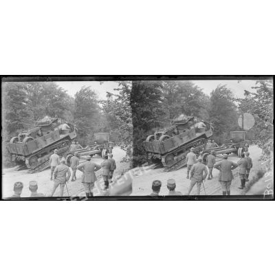 Meuse, exercices de tracteur du 86e régiment d'artillerie lourde. Le Caterpillar d'artillerie embarque sur le tracteur Knox. [légende d’origine]
