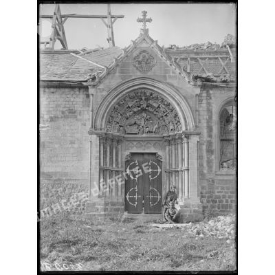 Athies (Somme). L'église. Porte du XIIIe siècle. [légende d'origine]