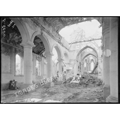 Athies (Somme). Intérieur de l'église, vue du porche. [légende d'origine]