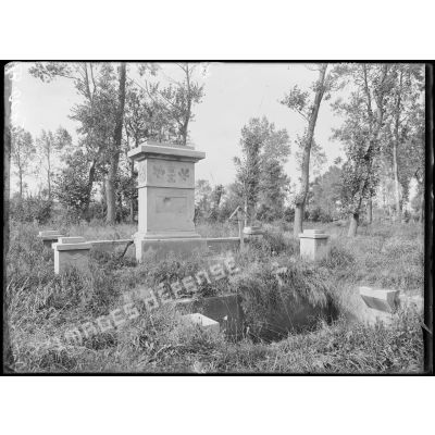 Punchy (Somme). Monument dans le cimetière allemand des grenadiers de la Prusse orientale. [légende d'origine]