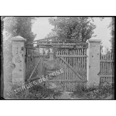 Punchy (Somme). L'entrée du cimetière. [légende d'origine]