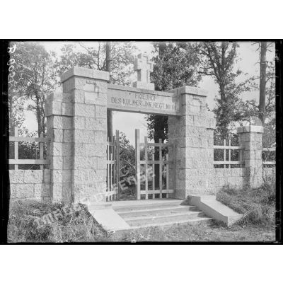 Près de Punchy (Somme). Entrée du cimetière allemand du 141e régiment d'infanterie (de Kulm). [légende d'origine]