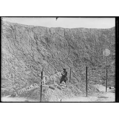 La Boisselle (Somme). Entonnoir de mine anglaise (28 m de profondeur, diamètre 60) et tombes anglaises recouvertes d'ossements. [légende d'origine]