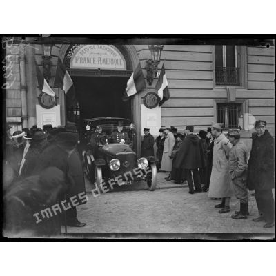 Inauguration de l'exposition des envois de l'Amérique aux soldats du front faite par Monsieur Poincaré, Monsieur Barthou et Monsieur Hanoteau. Le départ du Président. [légende d'origine]