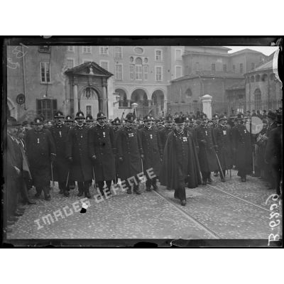 Milan (Italie). Enterrement du 1er soldat français mort sur le sol italien. Le départ de l'hôpital San Ambrogio, les gardes de Milan. [légende d'origine]