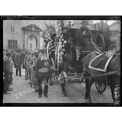 Milan (Italie). Enterrement du 1er soldat français mort sur le sol italien. Le départ de l'hôpital San Ambrogio, le cortège. [légende d'origine]