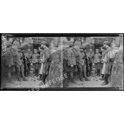 Région de Vidor. Le colonel Pietro Gelijeses avec officiers italiens et français devant un abri. [légende d'origine]