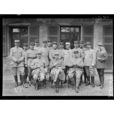 [Portrait d'un groupe d'officiers, autour du général Fayolle.]