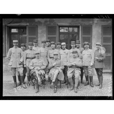 [Portrait d'un groupe d'officiers, autour du général Fayolle.]