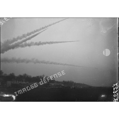 Expériences de fusées contre ballons observateurs à Villacoublay. Trajectoire des fusées. [légende d'origine]