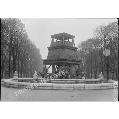 Paris, travaux de protection des oeuvres d'art. Avenue de l'observatoire, la fontaine de Carpeaux. [légende d'origine]