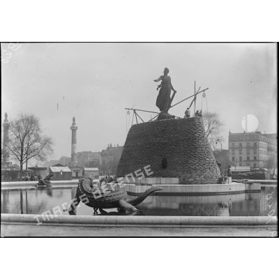 Paris, la fontaine de Dalou, place de la Nation. [légende d'origine]