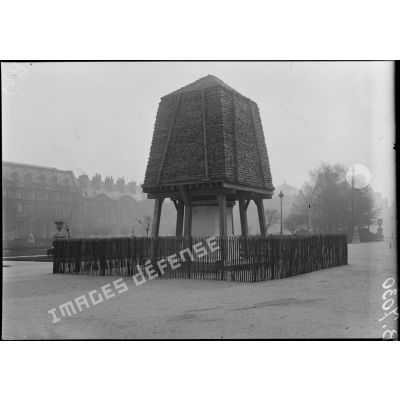 Paris, aux tuileries, le monument "Quand même" (travail terminé). [légende d'origine]
