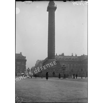 Paris, travaux de protection des monuments. Protection de la colonne Vendôme (travail terminé). [légende d'origine]