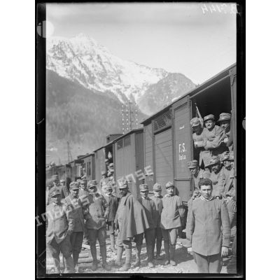 Modane (Savoie). En gare. Soldats de la brigade Alpi venant sur le front français. [légende d'origine]