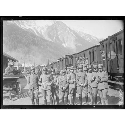 Modane (Savoie). En gare. Soldats de la brigade Alpi venant sur le front français. Au 1er plan groupe d'officiers. [légende d'origine]