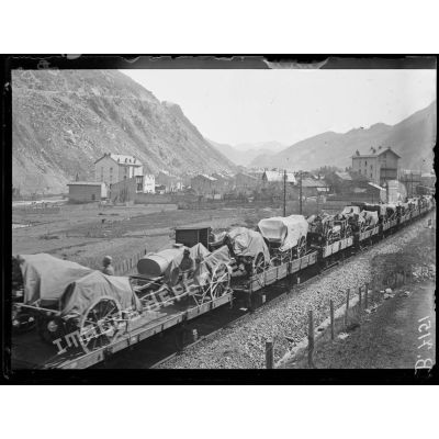 Près Modane (Savoie). Train de matériel italien venant sur le front français. [légende d'origine]