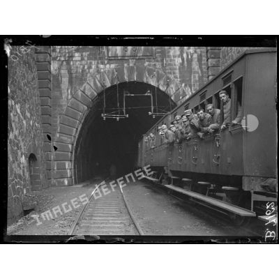 Tunnel du Mont Cenis, sortie du côté France. Train de troupes italiennes venant sur le front français. [légende d'origine]