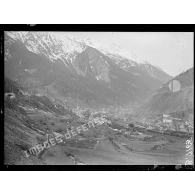 Modane et la vallée de l'Arc (Savoie). Panorama pris à la sortie du tunnel du Mont-Cenis. [légende d'origine]