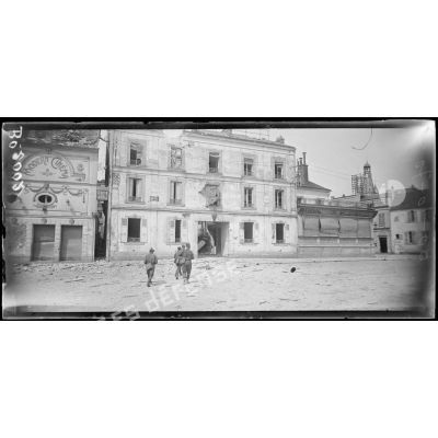 Dans Château-Thierry délivré, place du Champ de Mars, la maison du 2 au 4 septembre 1914 après le départ des Allemands. [légende d'origine]