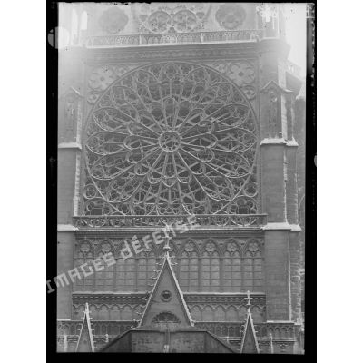 Paris, protection des monuments. A Notre-Dame, la rosace nord, les vitraux déposés. [légende d'origine]