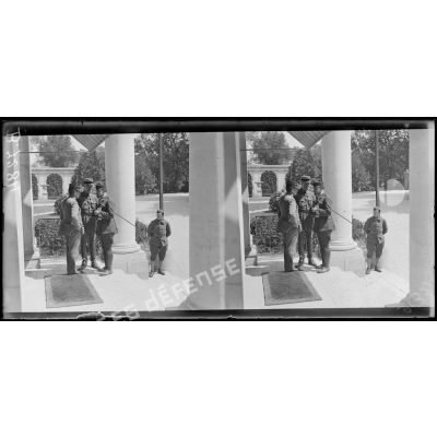 Versailles. Comité interallié. Conférence du 2 juin 1918. Le commandant Marsollet, commandant le QG interalliés et le lieutenant Martoux, interprète. [légende d'origine]
