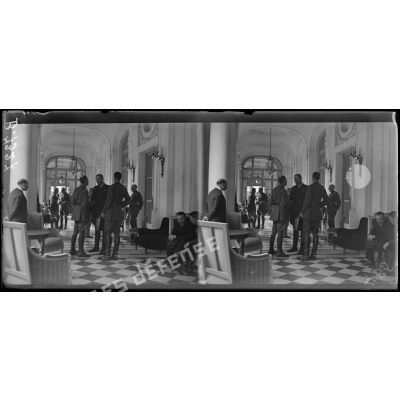 Versailles. Comité interalliés. Conférence du 3 juin 1918. La galerie du Trianon Palace avant la conférence. [légende d'origine]