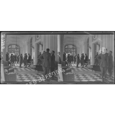 Versailles. Comité interalliés. Conférence du 3 juin 1918. La galerie du Trianon Palace avant la conférence. [légende d'origine]