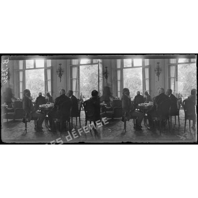 Versailles. Comité interalliés. Conférence du 3 juin 1918. Messieurs Lloyd George et Balfour prenant le thé pendant une suspension de la séance. [légende d'origine]