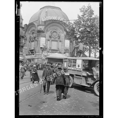 Paris. Manifestation franco-américaine au Gaumont-Palace. La foule à l'entrée. [légende d'origine]