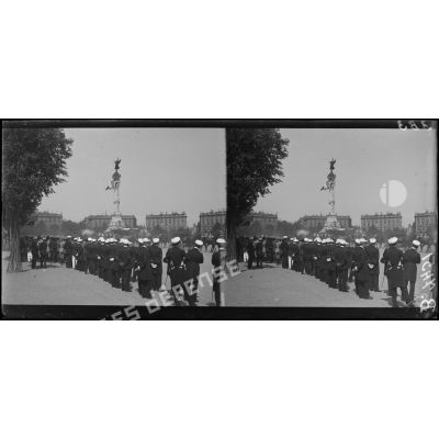 Bordeaux. Fête de "L'Independance Day". Officiers de la marine française pendant le défilé des troupes. [légende d'origine]