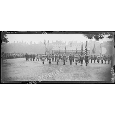 Lyon. Le 14 juillet 1918. Place Bellecour. Les drapeaux français et américains devant la tribune officielle. [légende d'origine]