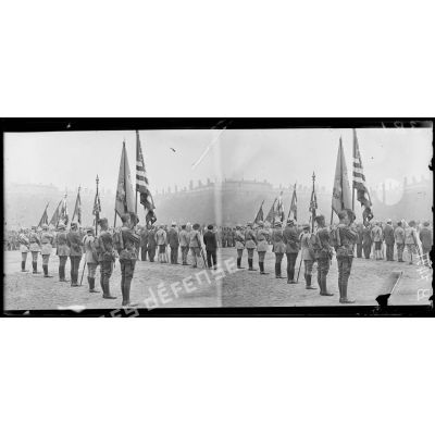 Lyon. Le 14 juillet 1918. Place Bellecour. Les drapeaux français et américains pendant la remise de décorations. [légende d'origine]