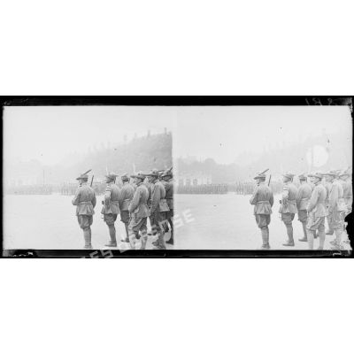 Lyon. Le 14 juillet 1918. Place bellecour. Les troupes italiennes pendant la remise de décorations. [légende d'origine]