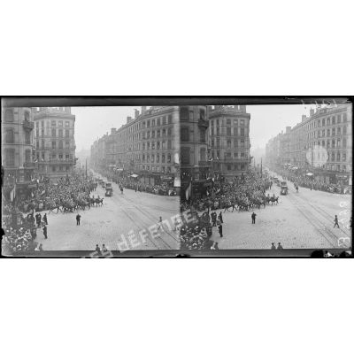 Lyon. Le 14 juillet 1918. Le cortège officiel se rendant au pont Wilson passe rue de la République. [légende d'origine]