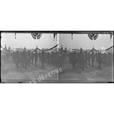 Lyon. Le 14 juillet 1918.  Inauguration du pont Wilson. Les troupes anglaises défilent sur le pont. [légende d'origine]