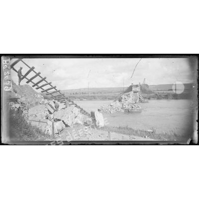 Près de Chateau-Thierry. Pont détruit sur la Marne. [légende d'origine]
