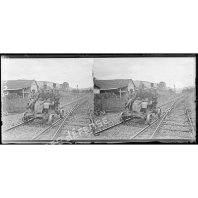 Condé-sur-Brie (Aisne). Réfugiés amenés sur une voiturette sur rail. [légende d'origine]