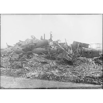 Lens (Pas-de-Calais). Ruines de la fosse n°4. Vue prise de la route d'Arras. [légende d'origine]