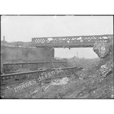 Lens (Pas-de-Calais). Pont détruit, voie ferrée de la fosse n°4. [légende d'origine]
