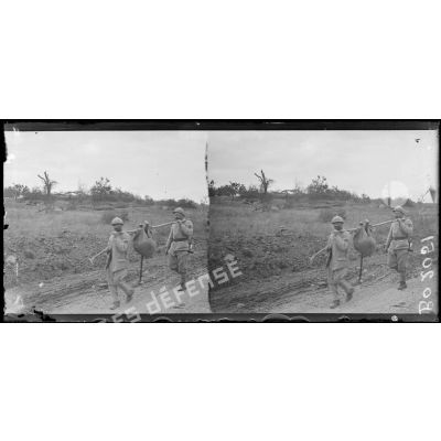La Chapelle Monthodon. Soldats rapportant le matériel allemand capturé ; à gauche, tombe allemande. [légende d'origine]