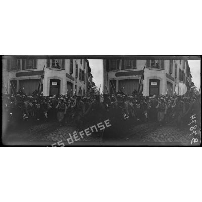 Dieuze (Lorraine). Troupes défilant devant le général de Corn commandant la 129e division d'infanterie (DI). (légende d'origine]