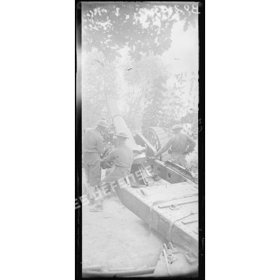 Senoncourt (Meuse), artillerie américaine. Mise en batterie d'une pièce de 206. Pièce prête à faire feu. [légende d'origine]