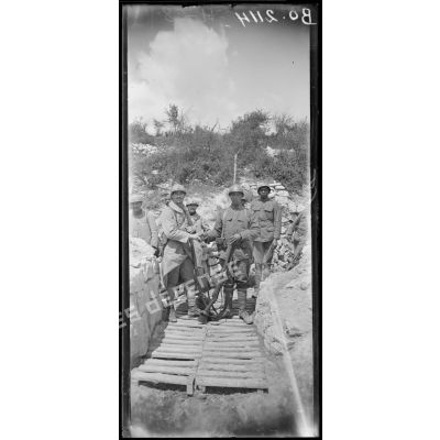 Avocourt, soldats nègres américains et soldats français au point de jonction des lignes franco-américaines. [légende d'origine]