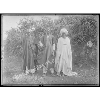 Baré. Mama Damagara (au milieu) et deux sous-chefs haoussa. [légende d'origine]