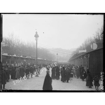 Inauguration de la Foire de Lyon, la foule devant les stands. [légende d'origine]
