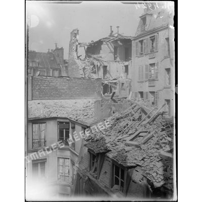 Bombardement de Paris par les avions allemands dans la nuit du 8 au 9 mars 1918. [légende d'origine]