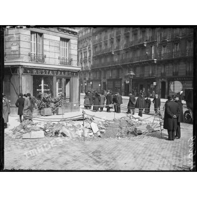 Paris, bombardement par canon le 30 mars 1918, obus tombé à l'angle de la rue de Rennes et du boulevard Raspail. [légende d'origine]